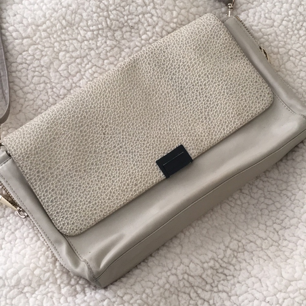 Pour La Victoire textured purse with gold hardware